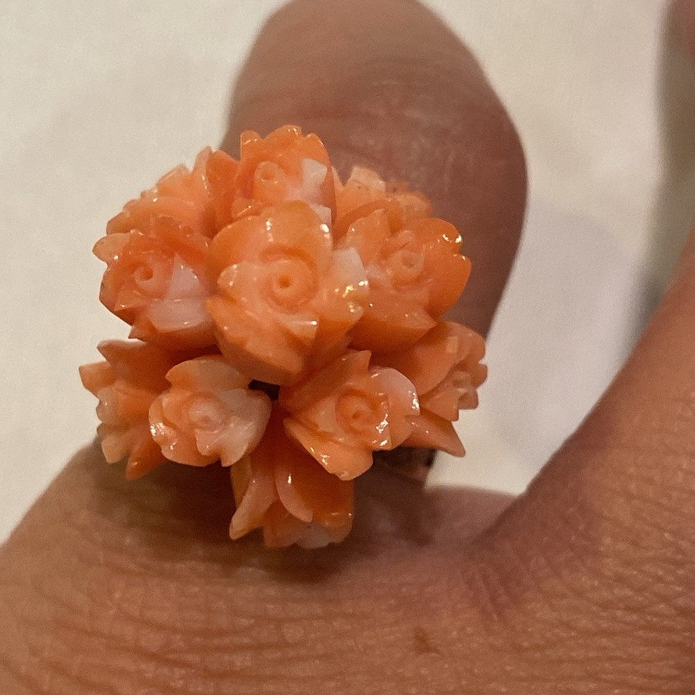 Vintage solid 14k yellow gold angel skin coral floral bouquet cluster ring. - Picture 5 of 9